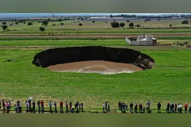 墨西哥惊现巨大天坑，3天塌陷80米宽，马上吞噬周边房屋图片