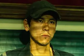 彭于晏洗澡戏花絮曝光 为角色狂瘦32斤脊椎骨突起图片