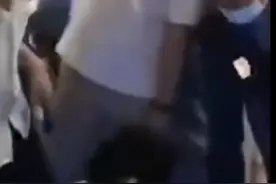 小伙回应跳地铁轨道救婴儿：当父亲的本能，下面有高压线图片