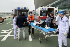 机场工作人员多方协调开出医院证明，助手术旅客顺利登机图片