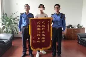 在小区里养鸡，松江城管处理了图片