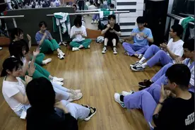 解压有妙招！菏泽心理老师用“趣味游戏”帮助高考学生稳定心态图片