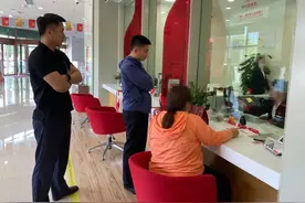 女子到银行销户，被警察抓个正着图片