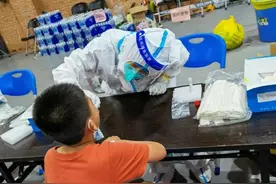 “作业写完了没？”医生妈妈支援核酸检测巧遇排队的8岁儿子图片