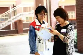 山师附中临退休女教师拥抱告别学生，最后一节课留给高三生图片