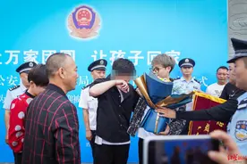 赶集日夫妻忙做生意，两岁儿子走失 25年后，警方助其一家人团圆图片