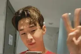 刘宪华庆祝最后一天隔离 即兴拉小提琴才华满满图片