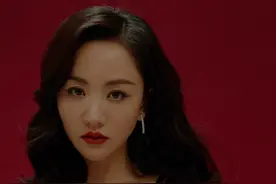 杨蓉演绎女人四十如花 慵懒卷发深V长裙魅力十足图片