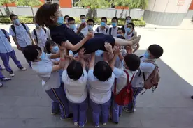 泪目！高三学生集体提交了一份特殊的“请假条”图片