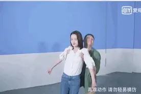 单臂举人神功！黄景瑜1秒就把李沁整个人托举上肩，气都不带喘的图片