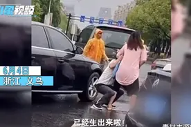 “生出来了！”义乌一孕妇街头生产，孩子掉在妈妈裤子里图片