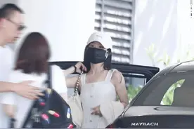 赵丽颖穿露肩连衣裙现身上海，肩膀现拔火罐痕迹图片