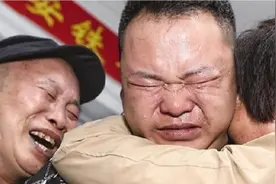 找了26年 哭了26年 团聚那一刻——她给儿子唱起“世上只有妈妈好”图片