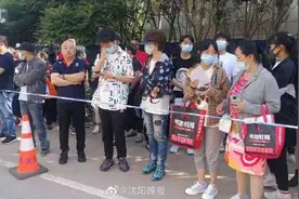 考点外的守望者，像一场“会师”图片