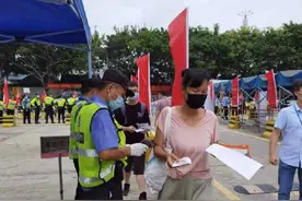 51岁妈妈与儿子一起参加高考图片