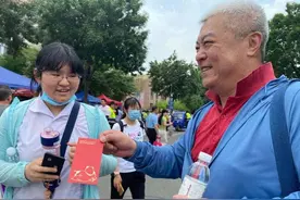 高考首场考试结束，考生走出考场与父母拥抱图片