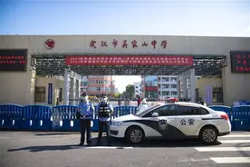 女儿走进高考考场，父亲在考场外坚守岗位执勤图片