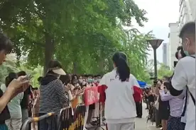 你还记得吗？街采高考家长：当年踏上考场，背后的ta是如何守护你的视频封面