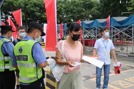 “生意场摸爬多年，觉得有文化很重要”东莞51岁妈妈陪儿子一起高考图片