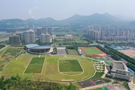 安徽巢湖：首个天然草坪标准足球场建成图片