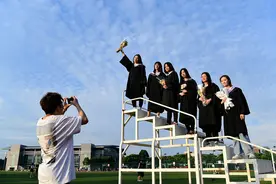 又是一年毕业季 大学生拍照留影致青春图片