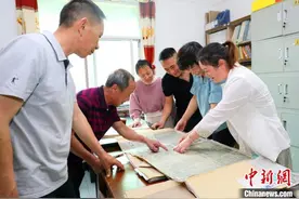 湖北一七旬老人自建书屋 成当地“精神家园”图片