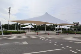 潍坊中心城区遮阳棚建设加速 首批14处路口遮阳棚即将完工图片