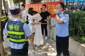 中山女子警察面前失声痛哭，她经历了什么？图片
