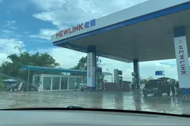 南宁一加油站请比基尼模特“助阵”营销！商家：无不良目的图片