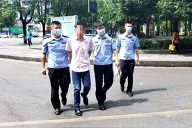 叫你一声你敢答应吗？湘西民警在街上喊一声名字，逃犯答应了图片