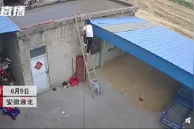 后怕！2岁宝宝尾随爸爸爬木梯，踩空“单手吊杠”险些摔落图片