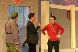 自家房子吊顶被砸出半米大洞，男子傻眼了图片