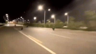 大场面！“鬼火少年”深夜骑改装“电驴”炸街，警察叔叔也来看“表演”，结局不出所料图片