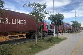 拥堵的集装箱码头：有人坐等十几小时，有人因“绑卡”不熟被拦在闸口图片