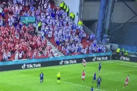 欧洲杯揪心一幕，丹麦球星突然倒地！教科书式急救刷屏图片