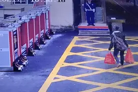 洪水中被救的奶奶来到消防队，嘴里一直念叨着这句话……图片