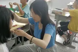 乡村教师为留守学生剪刘海：父母不在身边，老师就是亲人图片