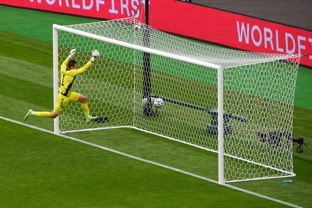 欧洲杯历史最远进球！捷克2-0苏格兰，希克中场吊射破门