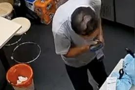 拿放大镜看单号骑自行车送外卖 六旬大爷感动网友图片