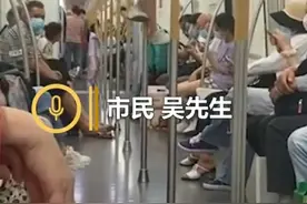 武汉地铁内女孩爬杆翻跟头，还有惊险动作，网友：熊孩子都有一个熊家长图片