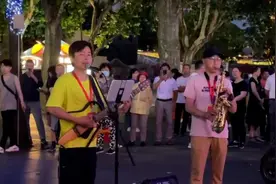 歌声熏得游人醉！持证上岗的街头艺人“唱嗨”上海傍晚时光