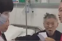 这一幕令人动容！90岁大学教授病床上签遗体捐献书图片