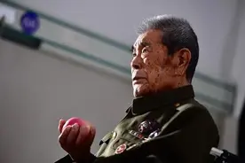 电影上甘岭连长原型逝世，他难以忘怀，一个苹果的故事……图片