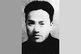 他是《沙家浜》主人公的三大原型之一，不论现实中还是舞台上，都拿算盘当武器图片