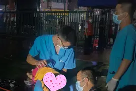 核酸检测点，医生顺手救了个孩子图片