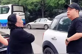 太接地气了！“刘星姥姥”参加完活动自己打车回家图片