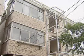 自掏腰包装电梯算违建？老伯：腿脚不便 邻居：影响采光图片