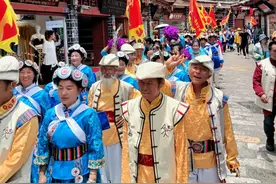 精彩纷呈！民族民间歌舞乐展演在丽江古城接风楼举行图片