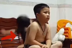 妹妹摔倒，7岁哥哥秒反应抱起妹妹安慰，妈妈：这不是第一次了图片