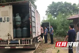 常德市交通运输综合行政执法支队查扣非法运输192个空液化气罐图片